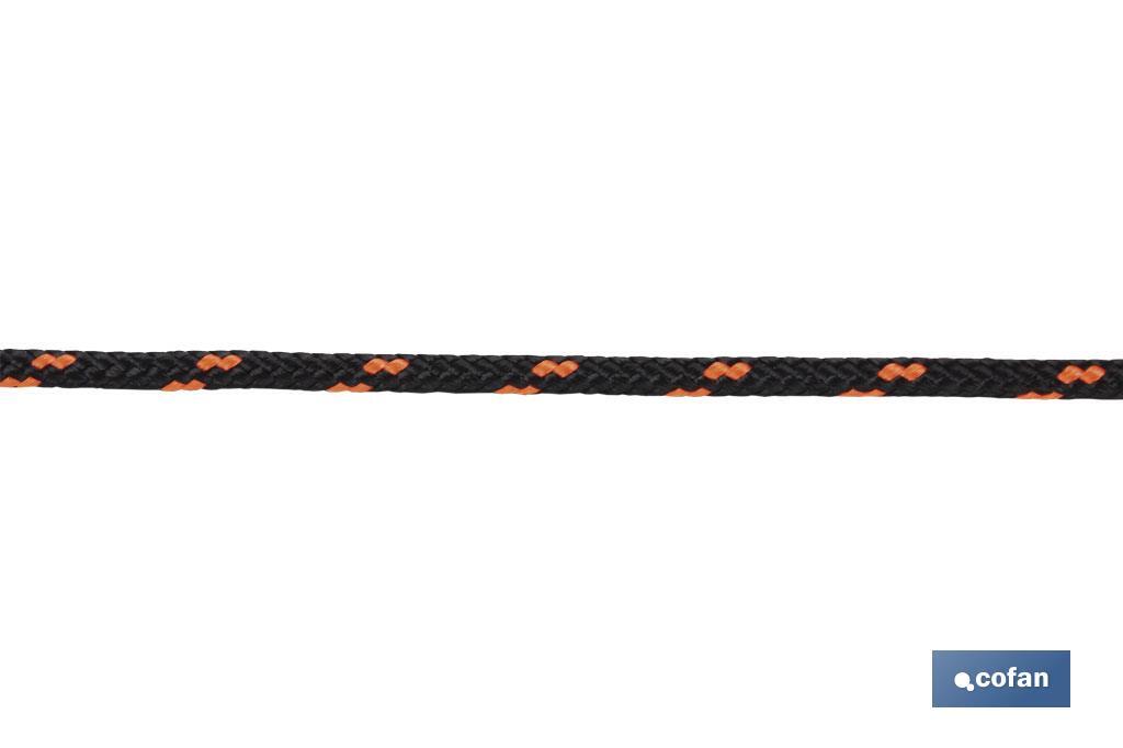 Corda trançada helicoidal 100% polipropileno verde/branco, feita com alma trançada em oito fios e 24 fios em granete. Corda trançada em diâmetros de 6mm a 16 mm. Corda muito flexível e macia ao tacto.