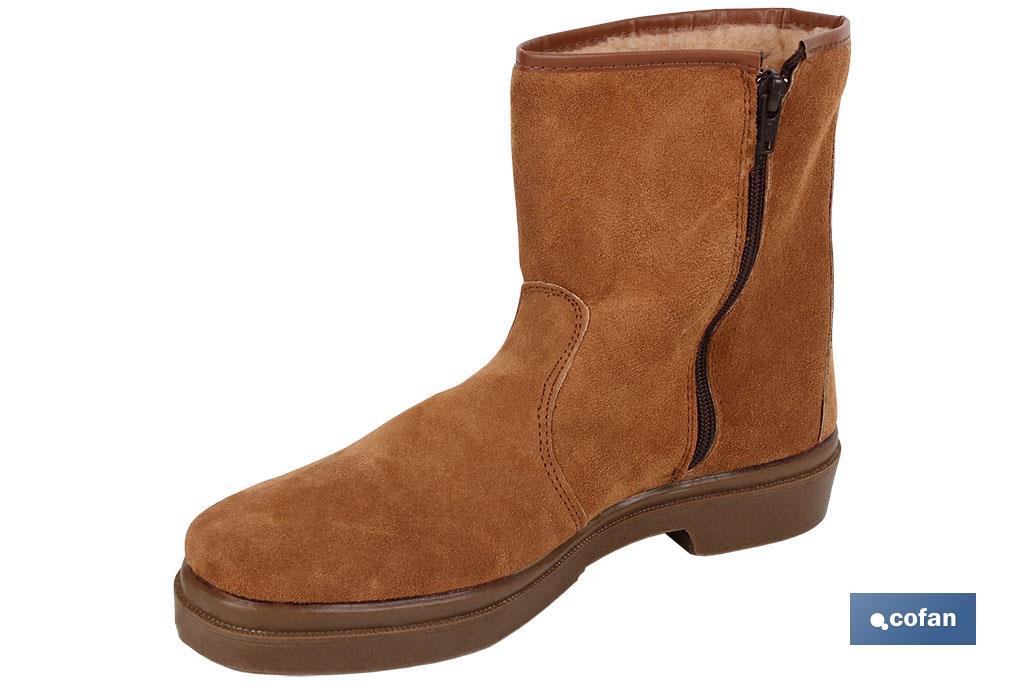 Bota de Camurça | Com Fecho de Cremalheira | Modelo Carona | Cor Castanho | Sola de Borracha